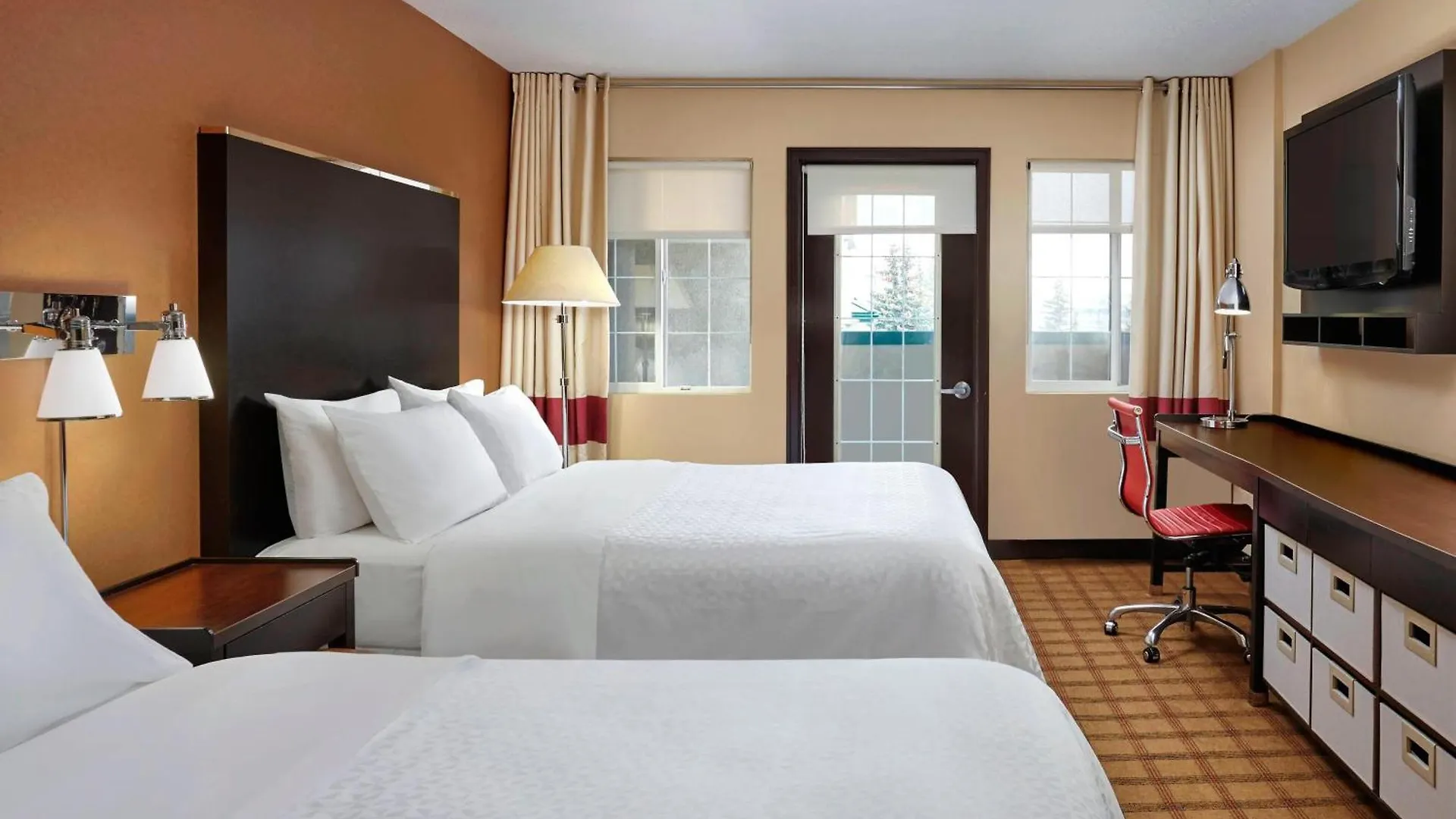 Four Points By Sheraton Hotel & Suites Calgary West 3*,