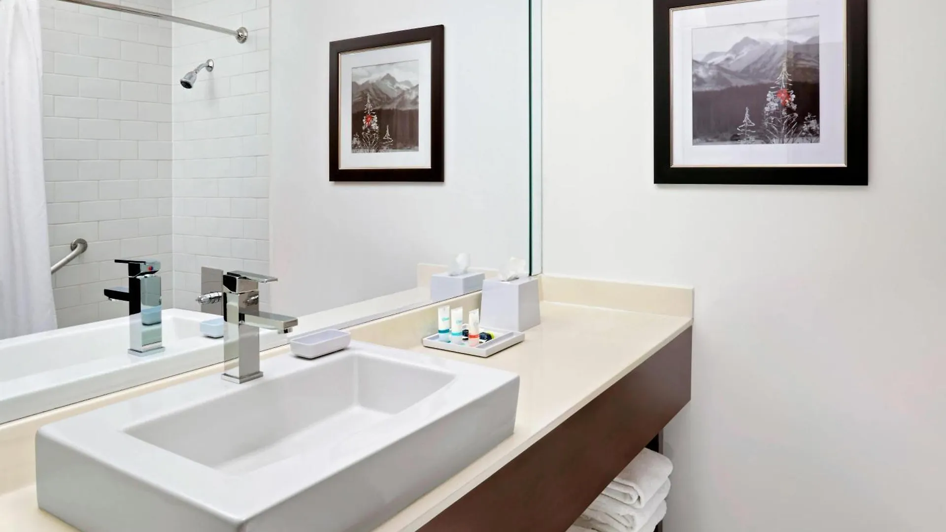 Four Points By Sheraton Hotel & Suites Calgary West