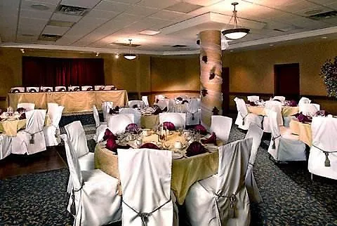 Four Points By Sheraton Hotel & Suites Calgary West 3*,